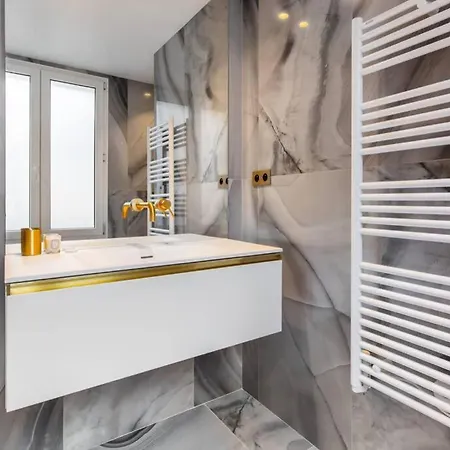Apartment Amazing Renovated 8beds Heart Of With A/r! *