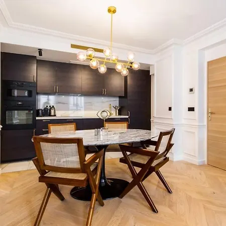 Amazing Renovated 8beds Heart Of With A/r! *